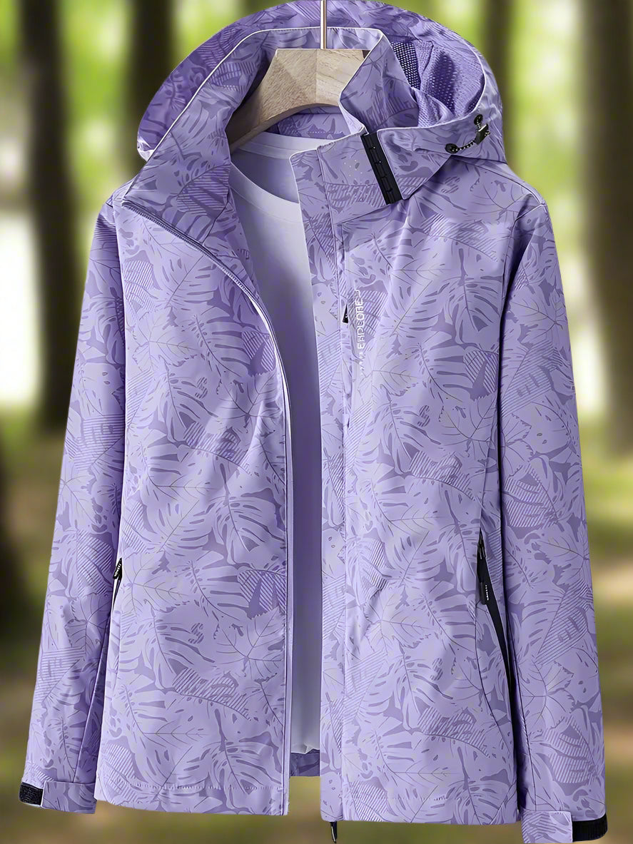 Les Odettes Leslie women's waterproof summer jacket in lightweight Veste, shown in a stylish, breezy outdoor setting.