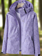 Les Odettes Leslie women's waterproof summer jacket in lightweight Veste, shown in a stylish, breezy outdoor setting.