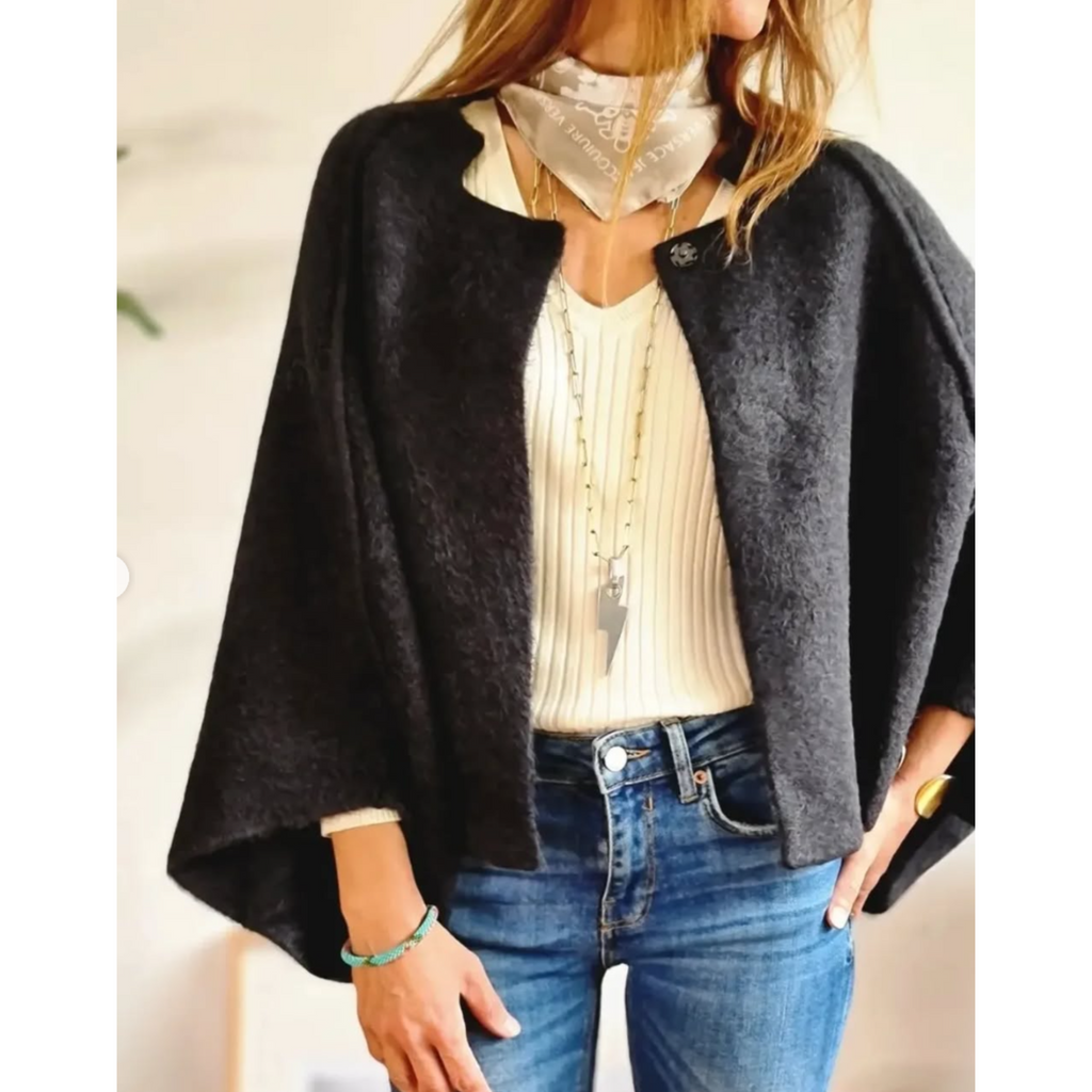 Les Odettes Veloura™ elegant coat with classic design, tailored fit, and stylish lapels, showcased in a neutral fabric.