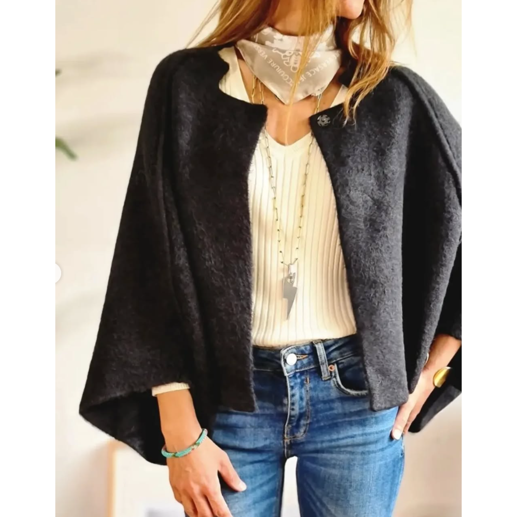 Les Odettes Veloura™ elegant coat with classic design, tailored fit, and stylish lapels, showcased in a neutral fabric.
