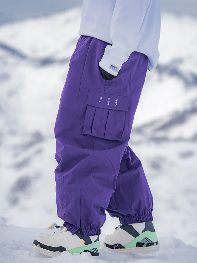 Men's Rabbit Snow StreetFlow Freestyle Cargo Baggy Snow Pants by Les Odettes, showing the relaxed fit and cargo pockets in snowy outdoor setting.