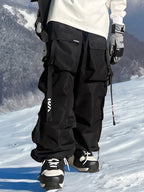 Men's snow pants by Les Odettes, baggy Mountain Chill style, designed for warmth and comfort in snowy conditions.