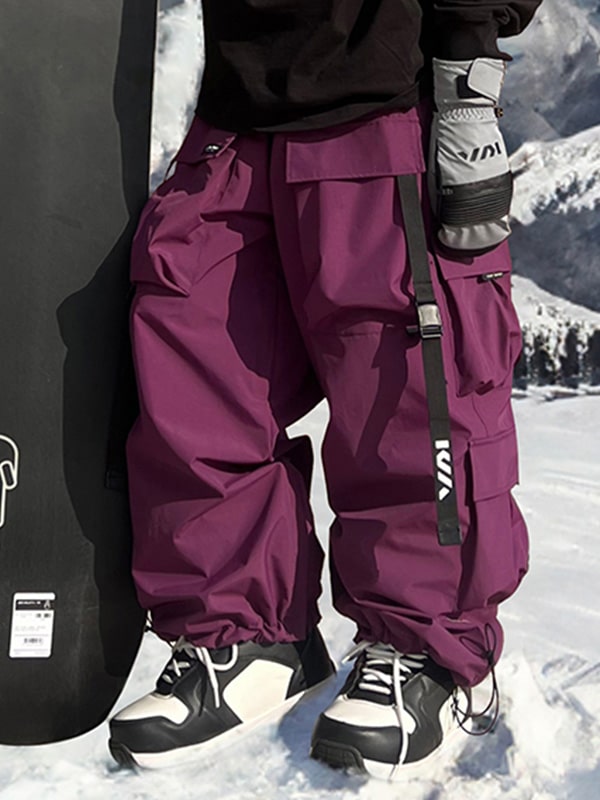 Les Odettes men's snow pants with baggy fit and mountain-inspired design, suitable for winter snowboarding or skiing.