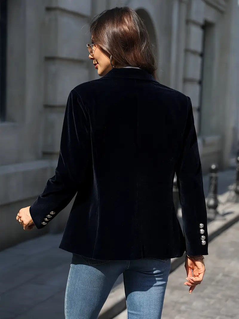 Elegant velvet blazer by Les Odettes, featuring a tailored fit with sleek lapels and rich fabric in a stylish, sophisticated design.