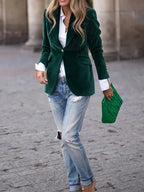 Les Odettes Carole™ velvet blazer in elegant dark green, tailored fit with lapel collar and long sleeves, front button closure.