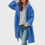 Les Odettes Margie™ sleek city jacket displayed on a mannequin, featuring a tailored silhouette and modern urban style.