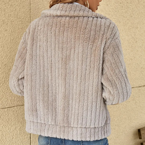 Les Odettes Ava™ elegant jacket in plush fabric, featuring a casual yet sophisticated design with a soft texture.