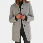 Les Odettes Camila™ timeless women's coat in neutral fabric, featuring classic design and tailored fit.