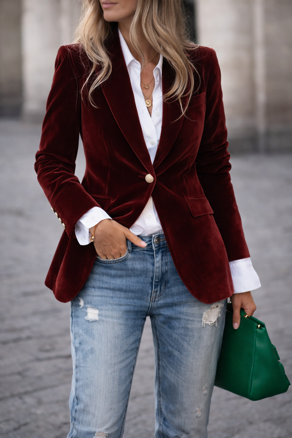 Elegant velvet blazer by Les Odettes, featuring a tailored fit and classic design in a rich, luxurious fabric.