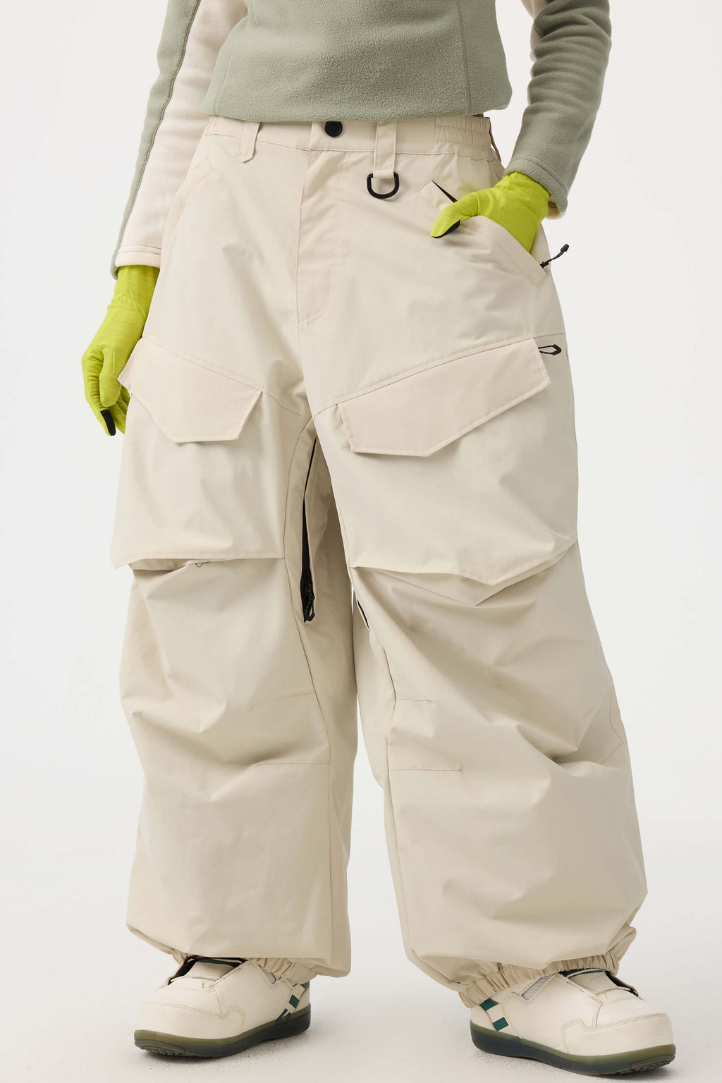 Women's black baggy utility snow pants by Les Odettes, wear-resistant and suitable for winter snow activities.