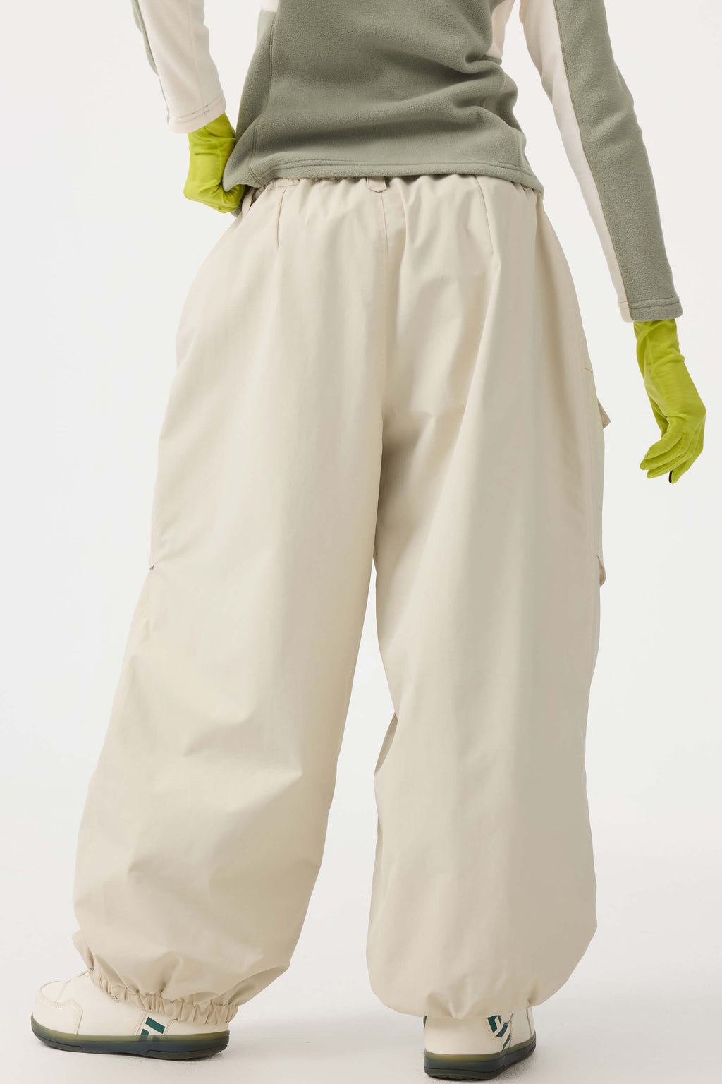 Women's black baggy utility snow pants by Les Odettes, wear-resistant and designed for winter outdoor activities.