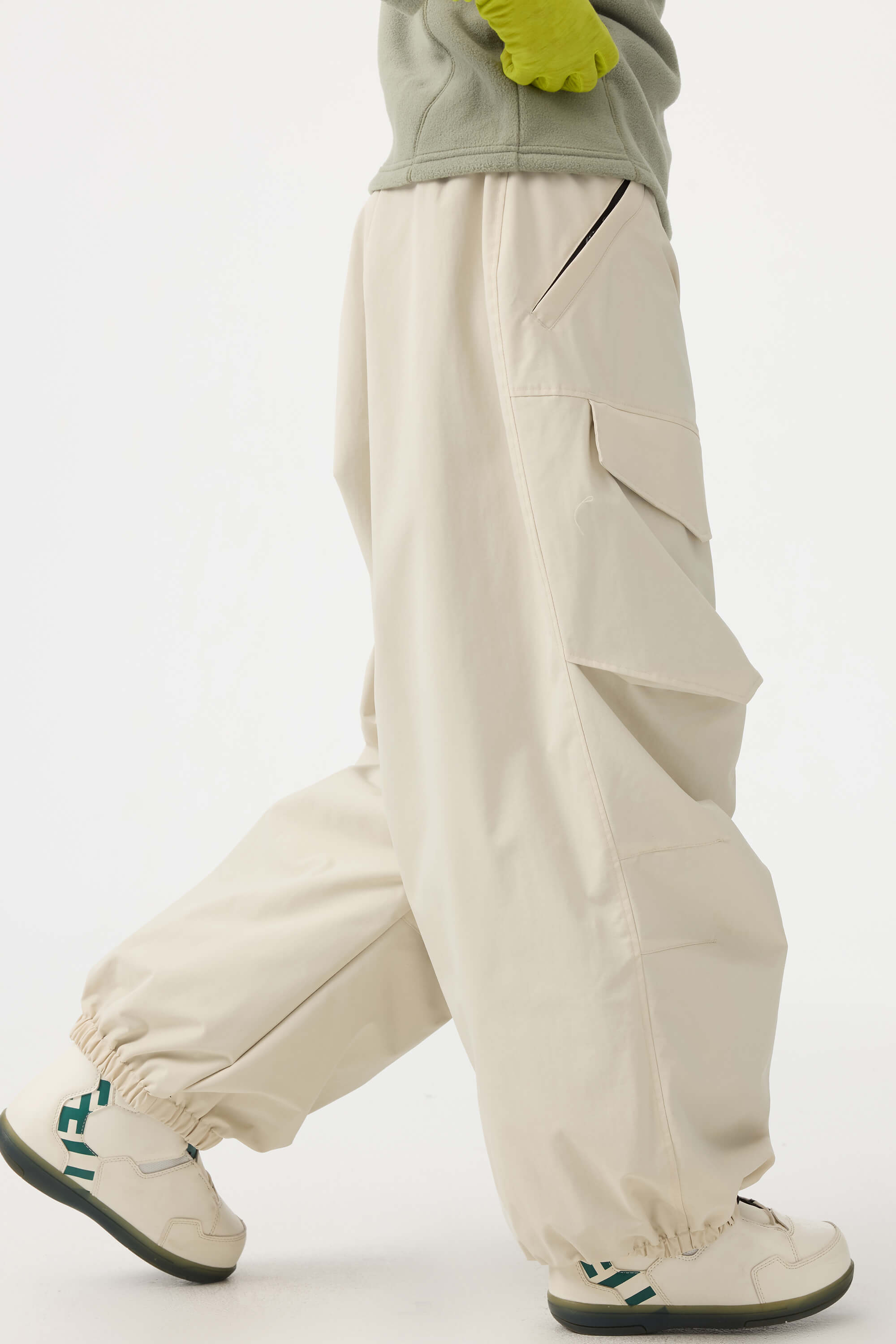 Women’s black baggy utility snow pants from Les Odettes featuring wear-resistant fabric and a relaxed fit for winter outdoor activities.