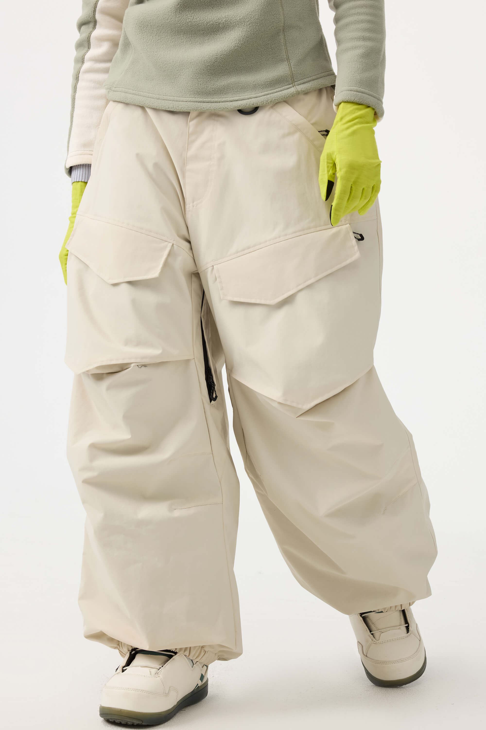 Black women's utility snow pants by Les Odettes with a baggy fit and wear-resistant fabric, ideal for winter outdoor activities.