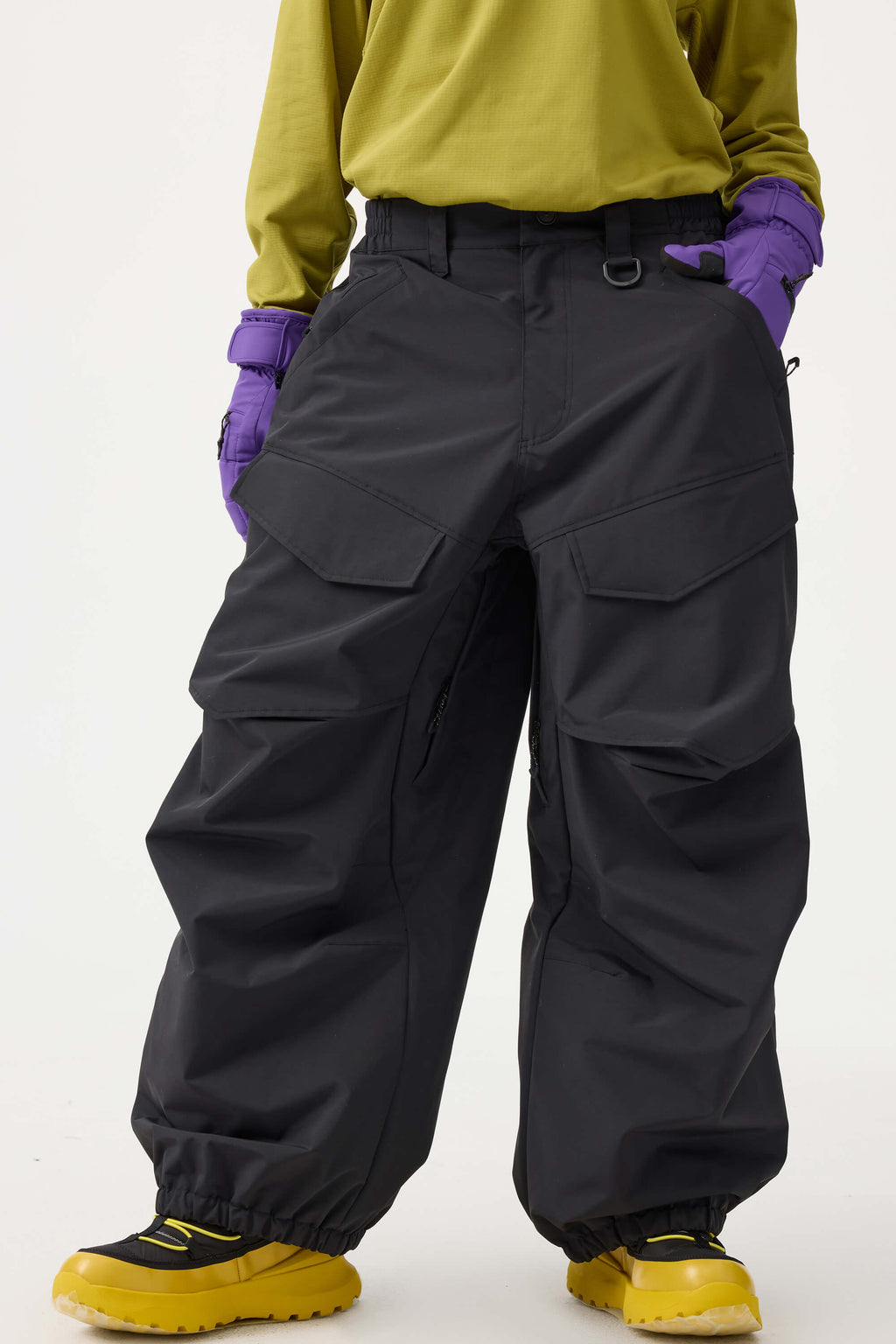 Les Odettes women's black baggy utility snow pants with wear-resistant fabric, designed for winter outdoor activities.