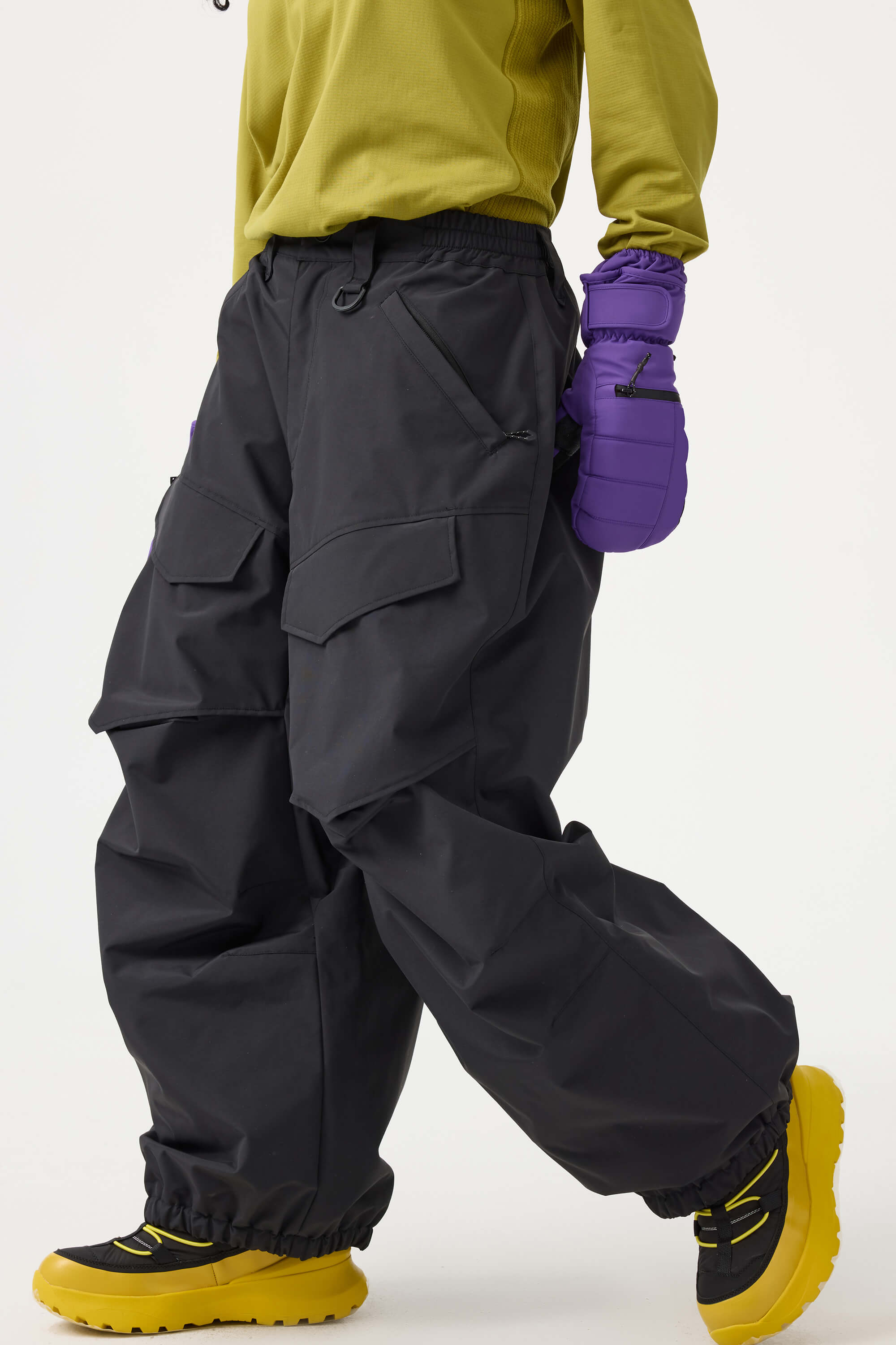Women's black utility snow pants by Les Odettes featuring a baggy fit and wear-resistant fabric for winter outdoor activities.