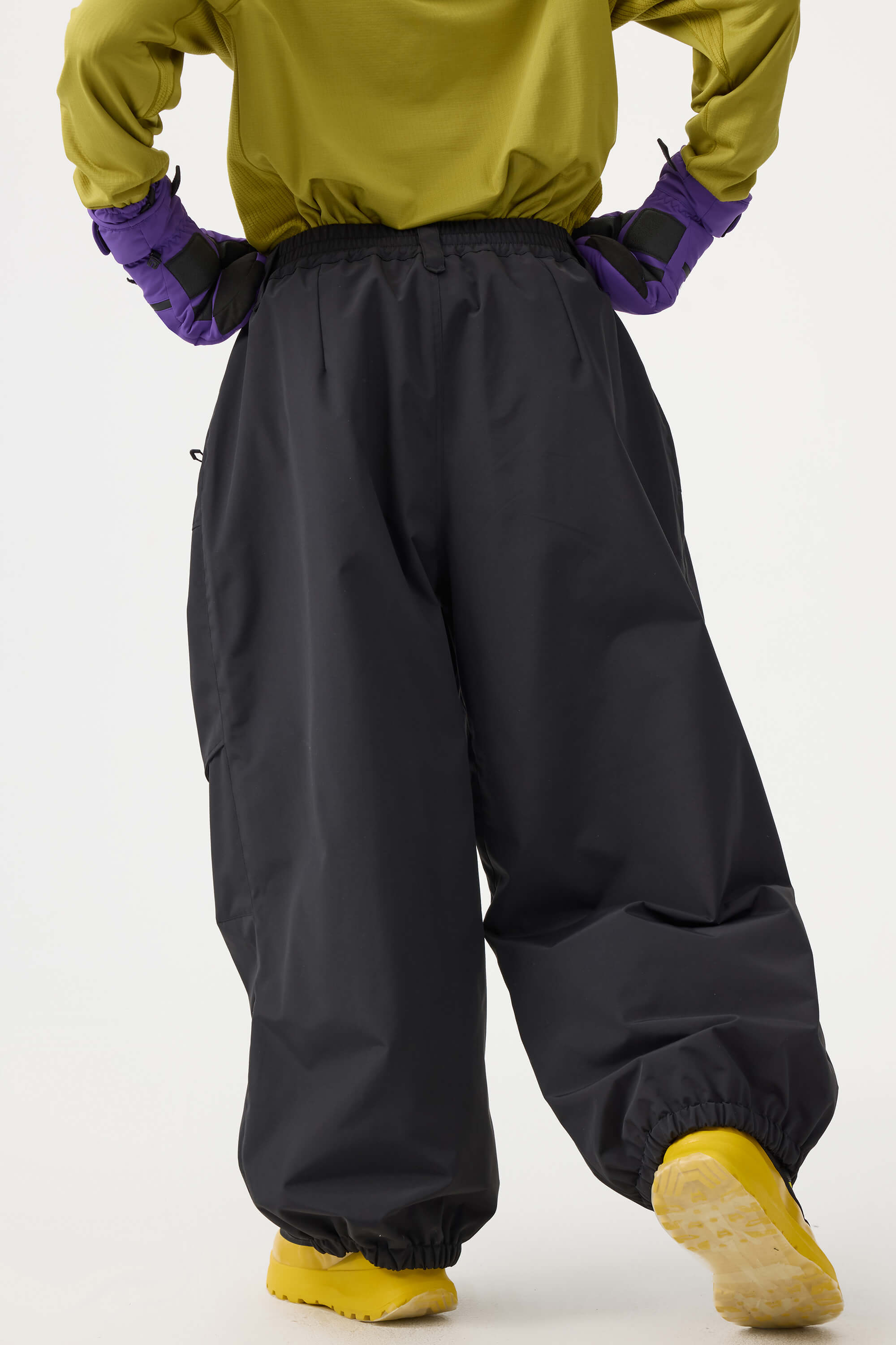 Les Odettes women's black baggy utility snow pants with wear-resistant fabric, suitable for winter outdoor activities.