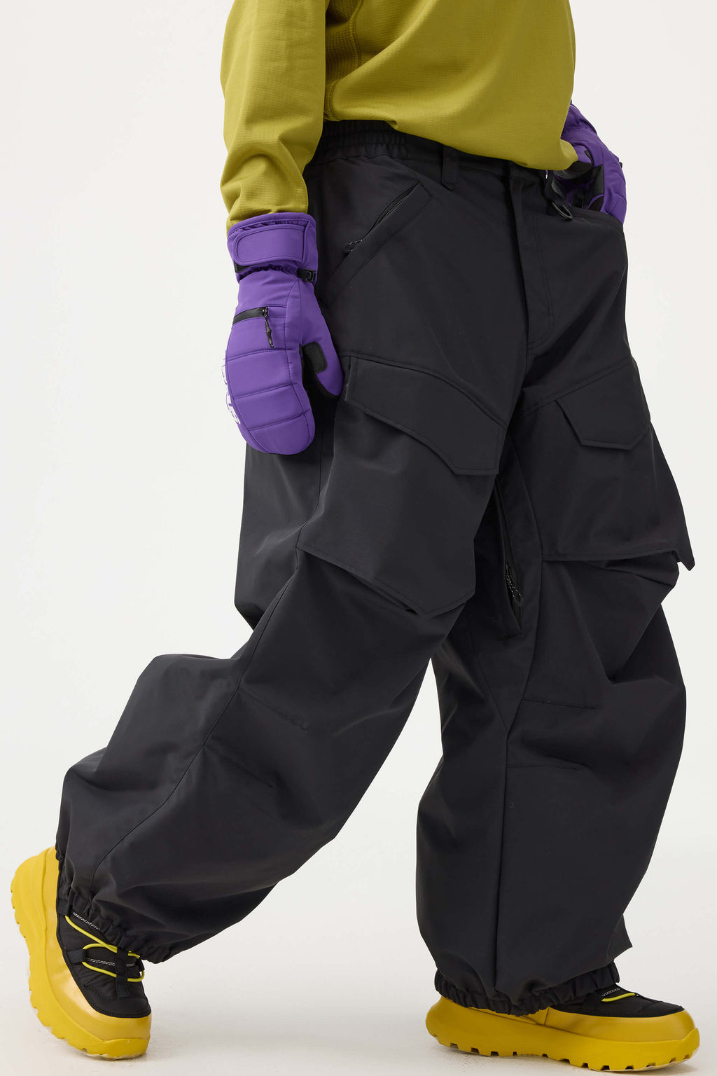 Women's black baggy utility snow pants by Les Odettes with wear-resistant fabric, suitable for winter outdoor activities.