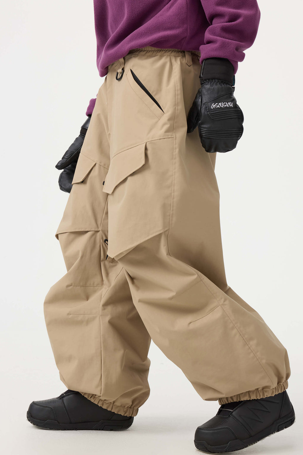 Les Odettes women's black baggy utility snow pants with wear-resistant fabric, designed for outdoor winter activities.