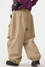 Les Odettes women's black baggy utility snow pants with wear-resistant fabric, suitable for winter outdoor activities.