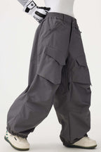 Les Odettes women's black baggy utility snow pants with wear-resistant fabric, suitable for cold weather and outdoor winter activities.