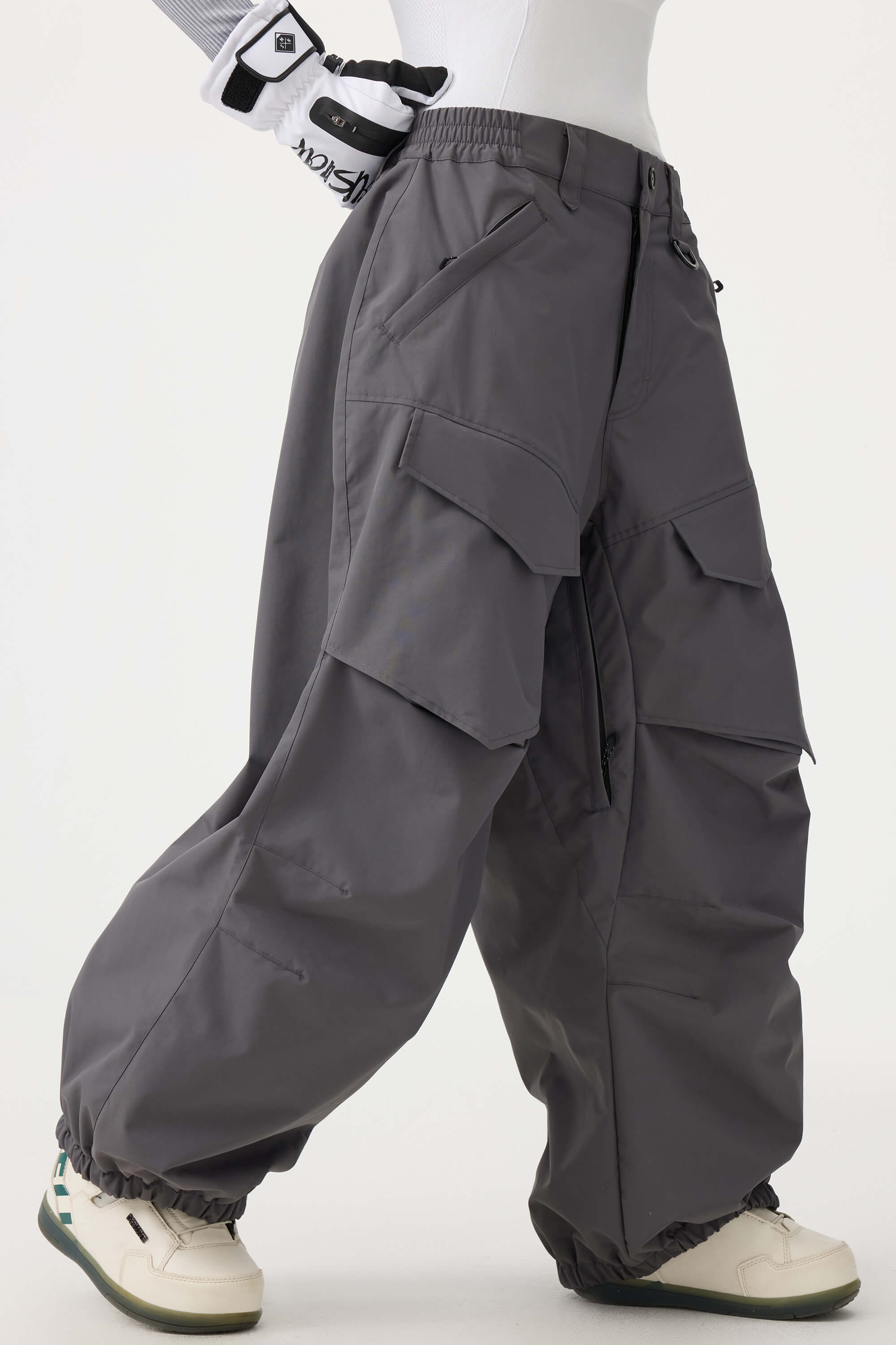 Les Odettes women's black baggy utility snow pants with wear-resistant fabric, suitable for cold weather and outdoor winter activities.