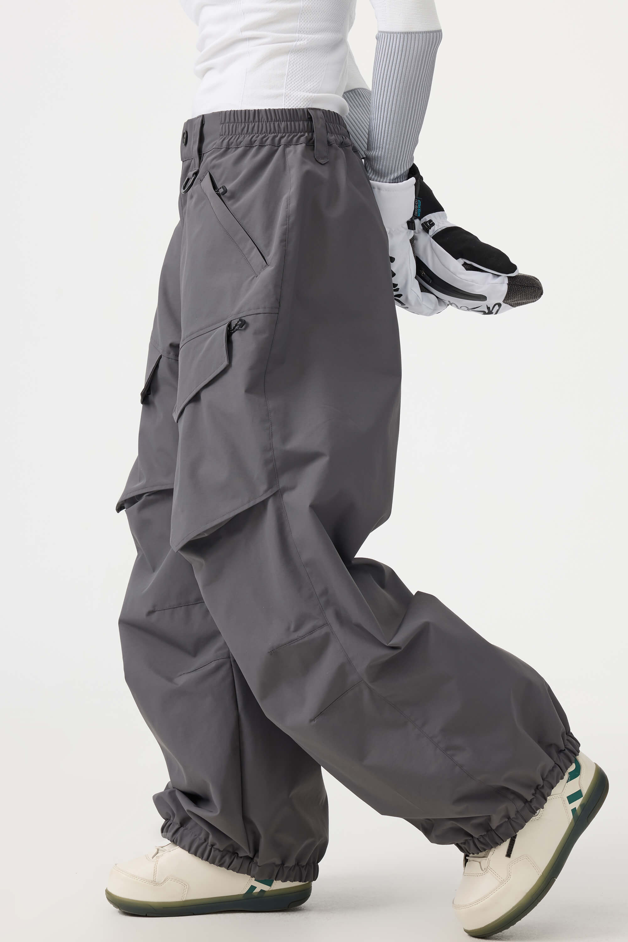 Women's black baggy utility snow pants by Les Odettes, wear-resistant with a loose fit and functional design for winter outdoor activities.