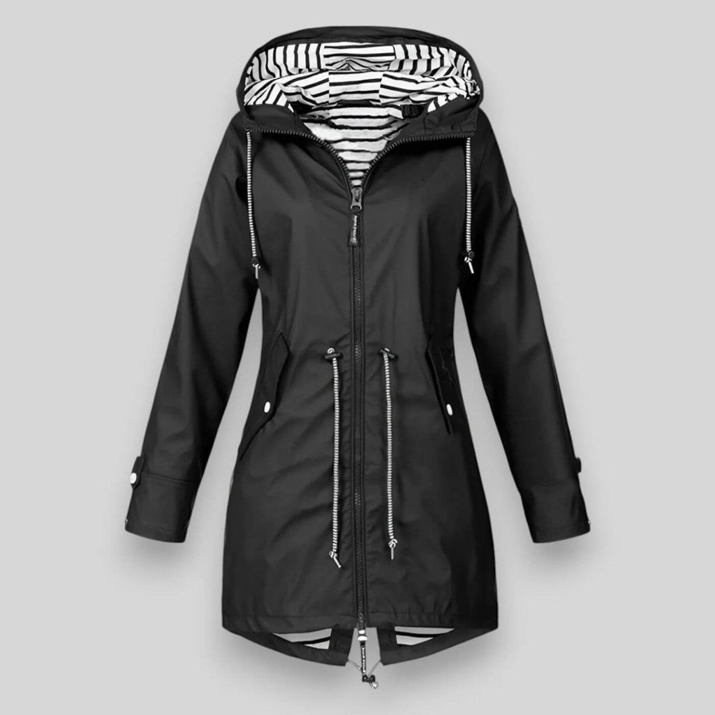 Les Odettes Noa™ waterproof jacket, sleek and stylish coat with a hood, designed for rain protection, worn by Lovisa Lindberg in Stockholm.