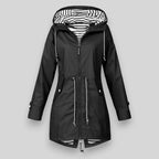 Les Odettes Noa™ waterproof jacket, sleek and stylish coat with a hood, designed for rain protection, worn by Lovisa Lindberg in Stockholm.