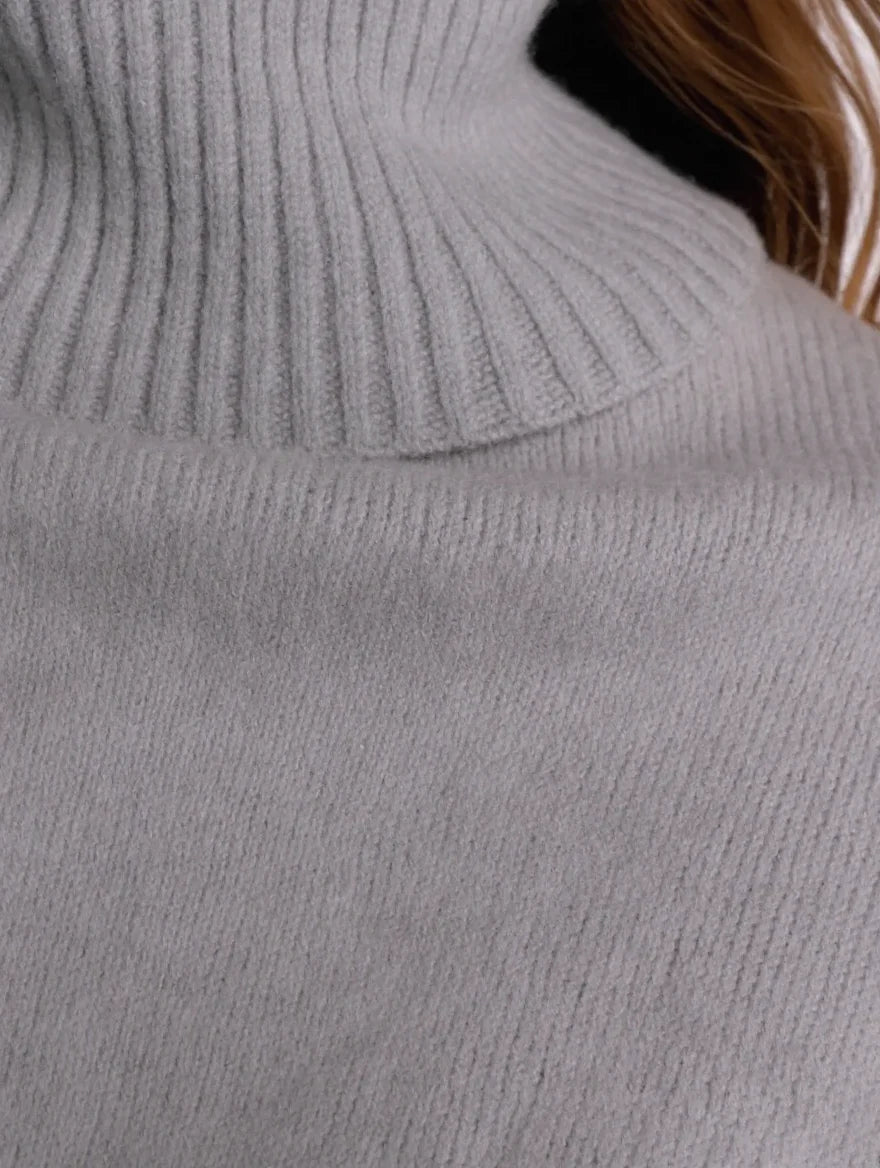 Women’s Classic Turtleneck Knit Sweater – Slim Fit Long Sleeve