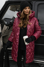 Les Odettes Riley™ quilted coat with a stylish, padded design, featuring a high collar and sleek quilting pattern.