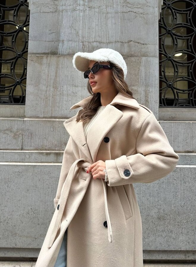 Ramona™ Elegant Coat by Les Odettes, stylish long wool coat with a tailored fit and classic design, shown in a fashion image.