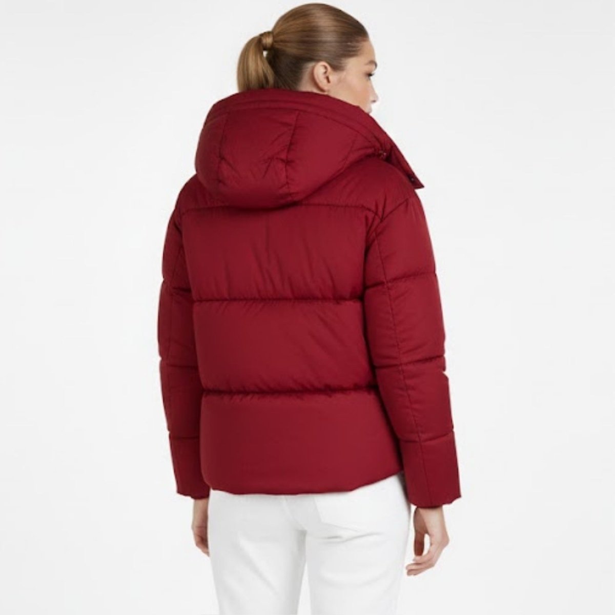 Back view of Les Odettes women's crimson burgundy short puffer jacket, a stylish winter jacket for women.