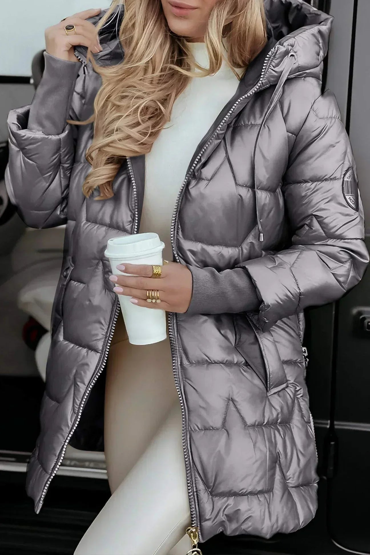 Black Raven™ stylish winter coat by Les Odettes featuring a tailored fit, cozy collar, and sleek design for cold weather.